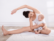 Moeder in Yogahouding met kind